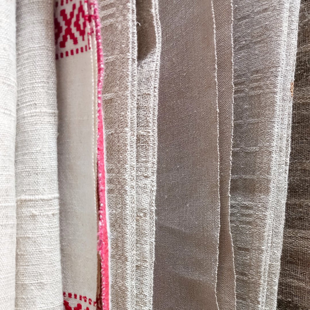 Suomalaisia pellavaisia perinnetekstiilejä.