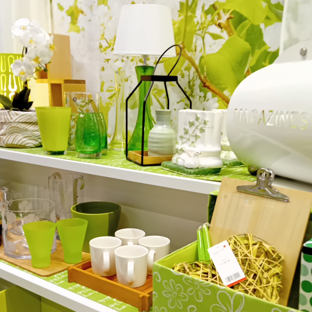Keväisiä vihreitä astioita ja sisustusesineitä.