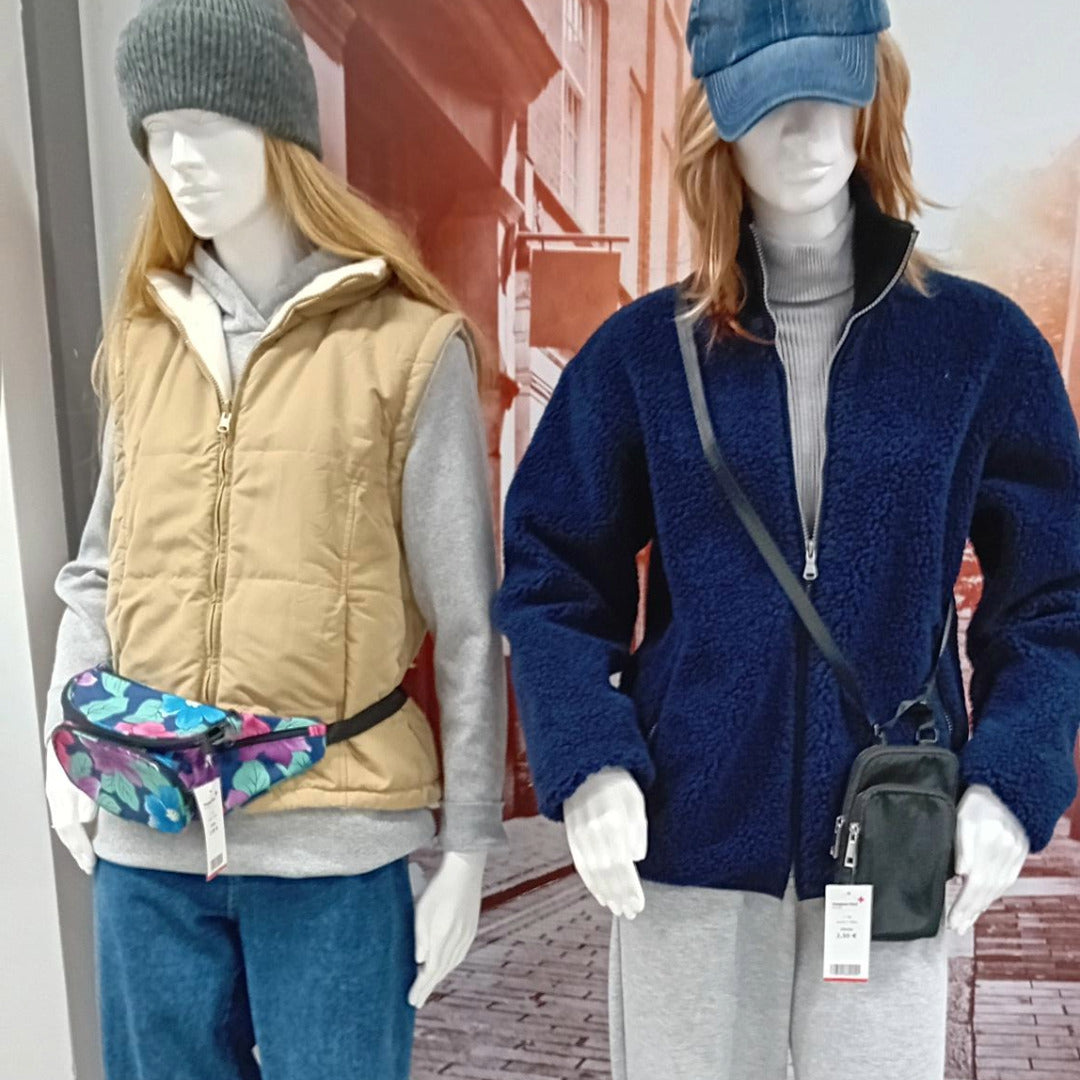Kaksi mallinukkea syysulkoiluvaatteissa.