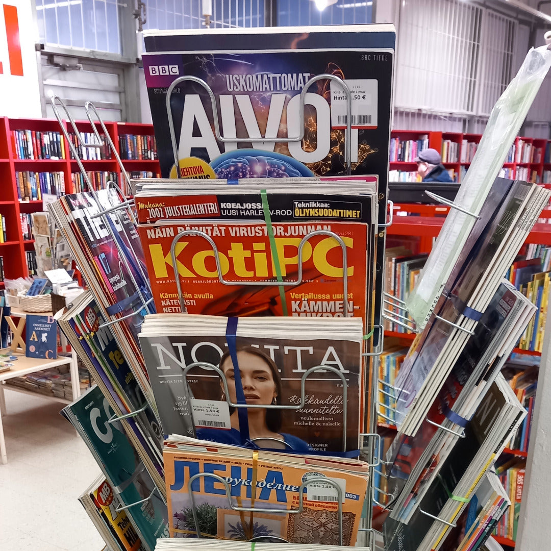 Aikakauslehtiä pyörivässä lehtitelineessä.