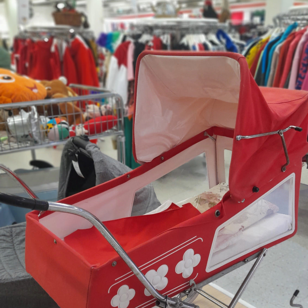 Retronukenrattaat ja taustalla muita myymälän lastentuotteita.