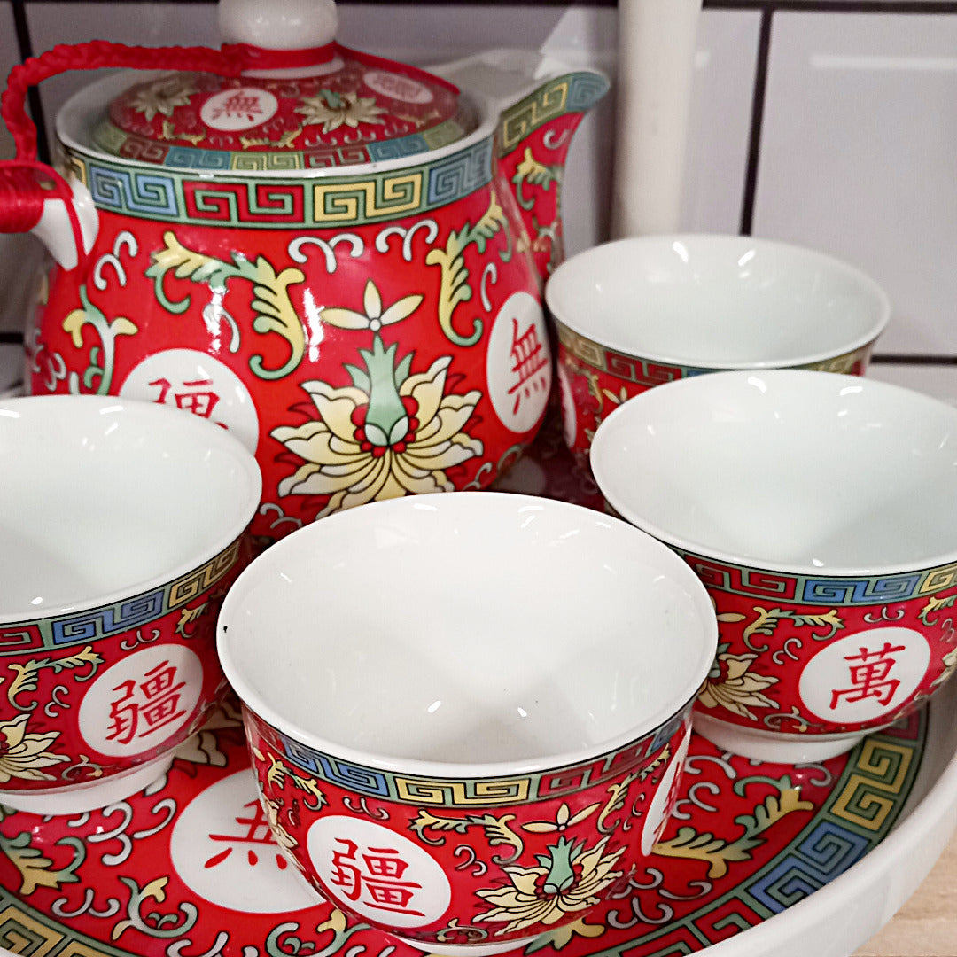 Kirjava kiinalainen teeastiasto.