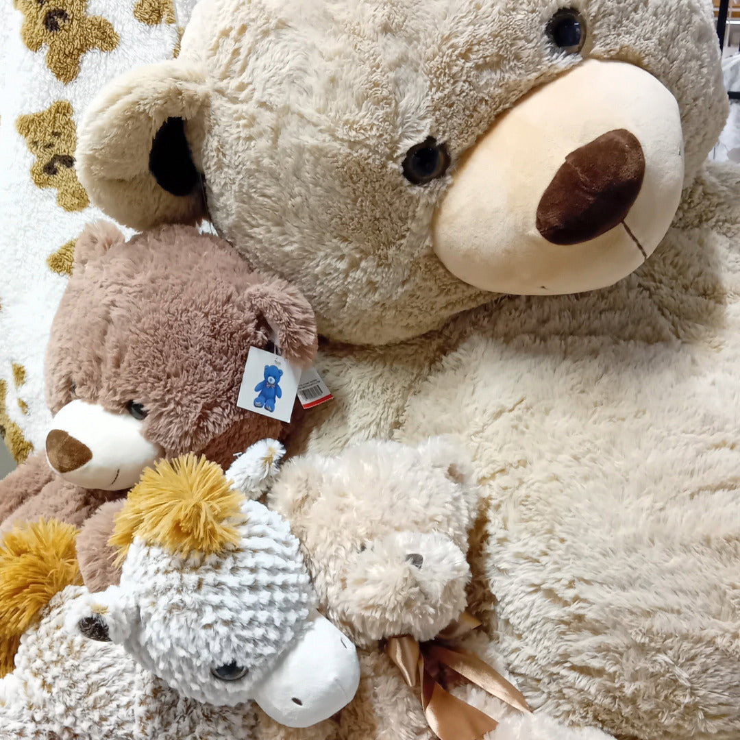 Iso nalle ja kolme pientä pehmolelua.