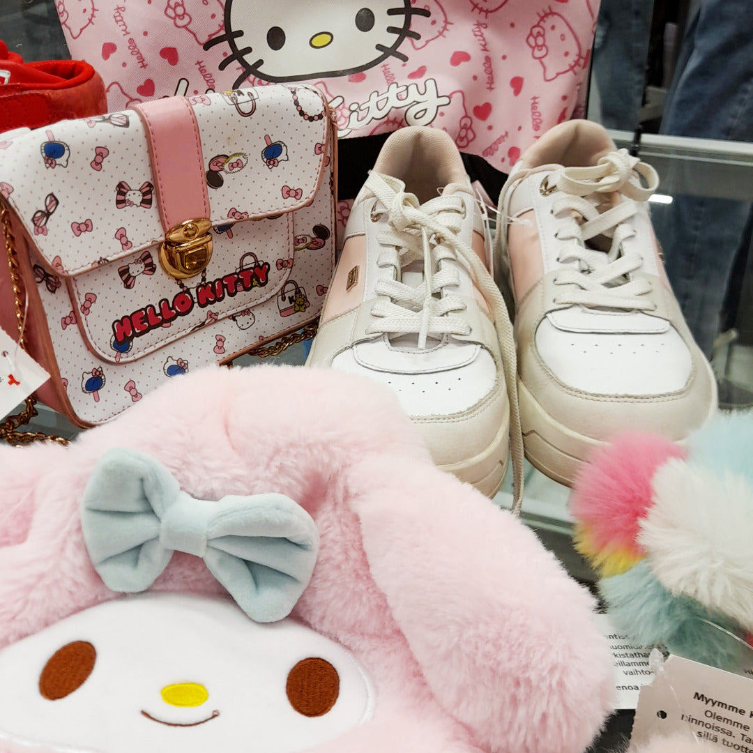 Hello Kitty -tuotteita ja muuta vaaleanpunaista pöydällä.