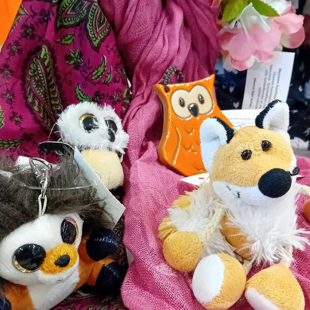 Eläinpehmoja ja keraaminen koristepöllö.