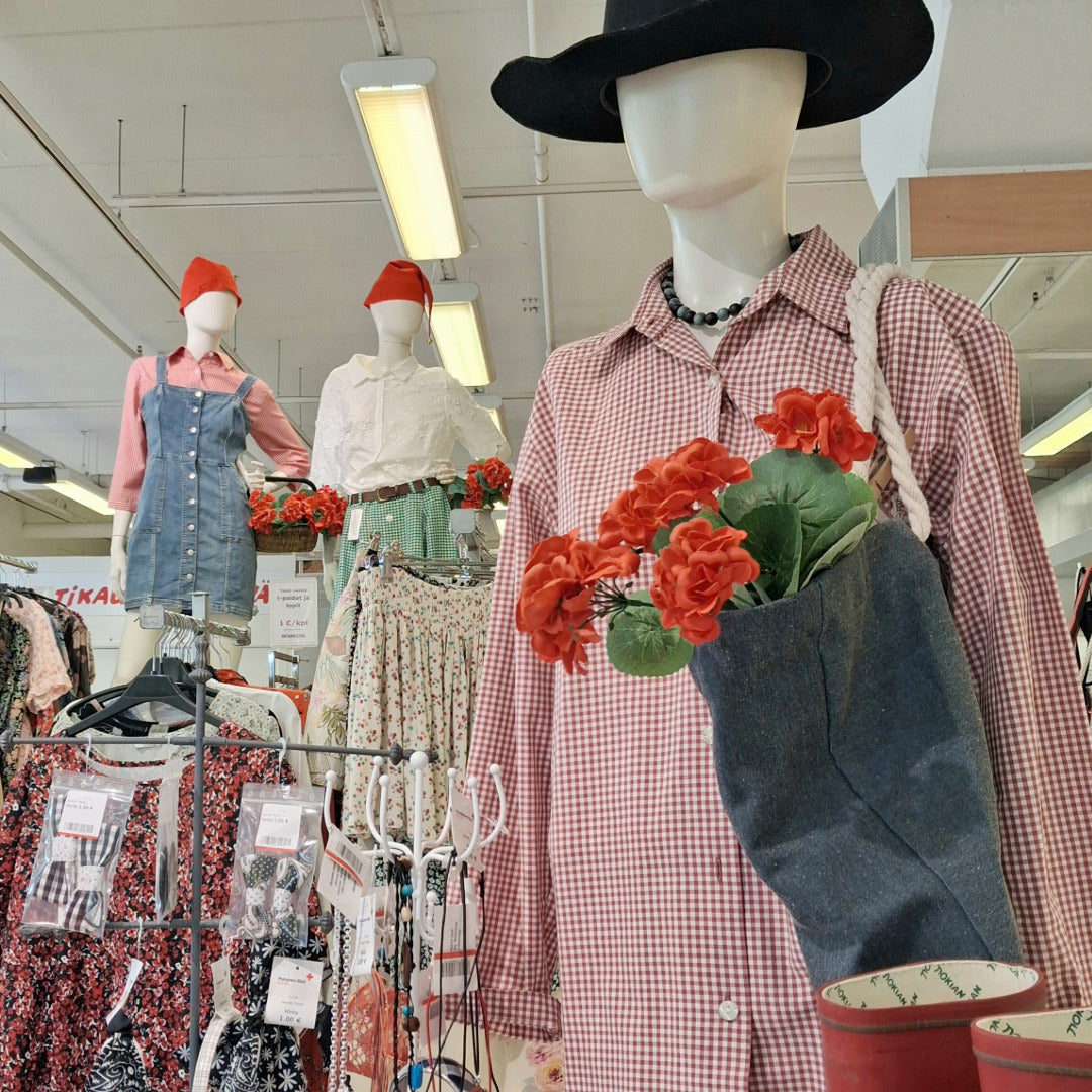 Mallinukkeja rennoissa kesäisissä vaatteissa sekä rekeissä naisten vaatteita.