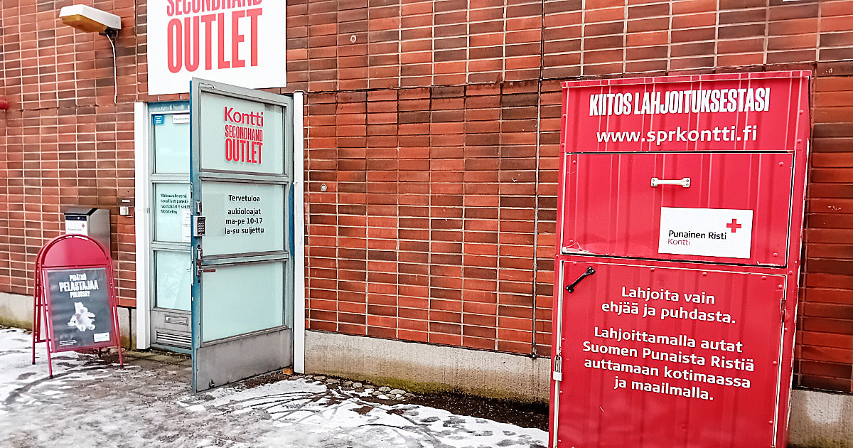 Kontin punainen keräyslaatikko myymälän ulkopuolella.