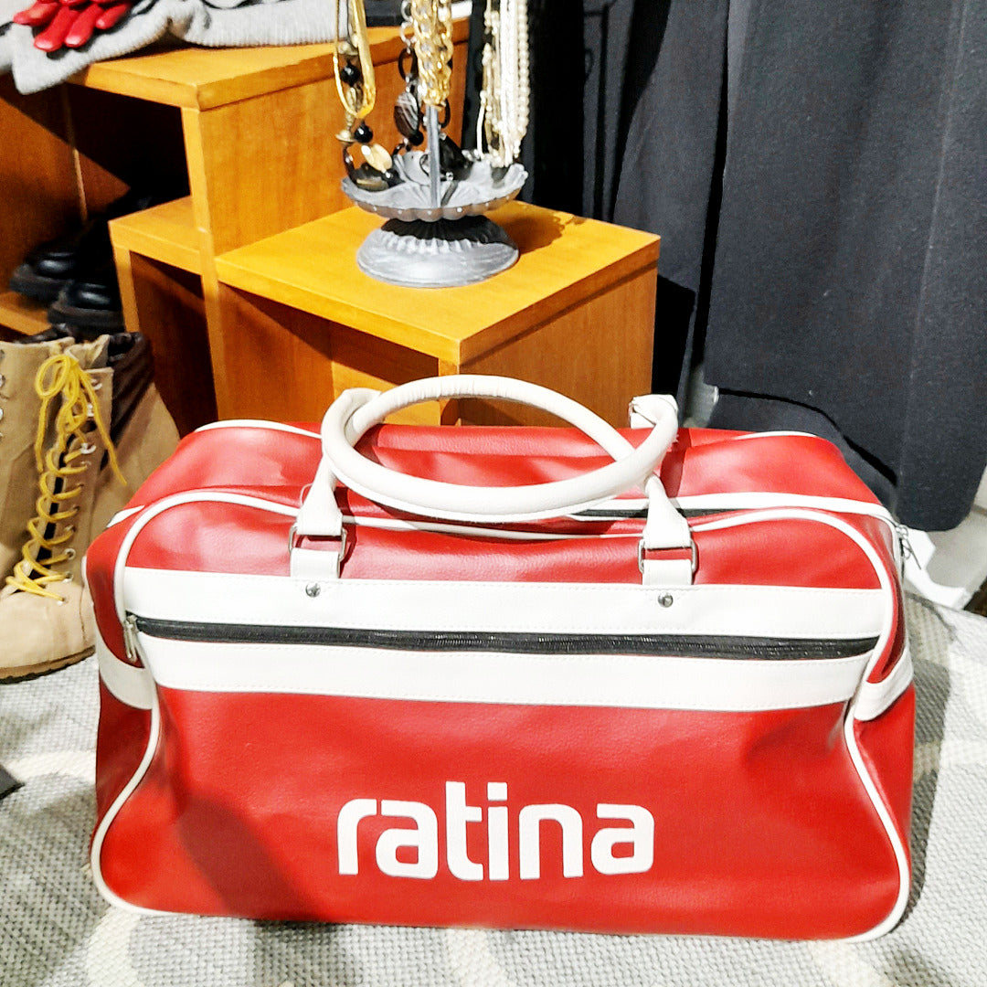 Punavalkoinen iso laukku, jossa teksti ratina.