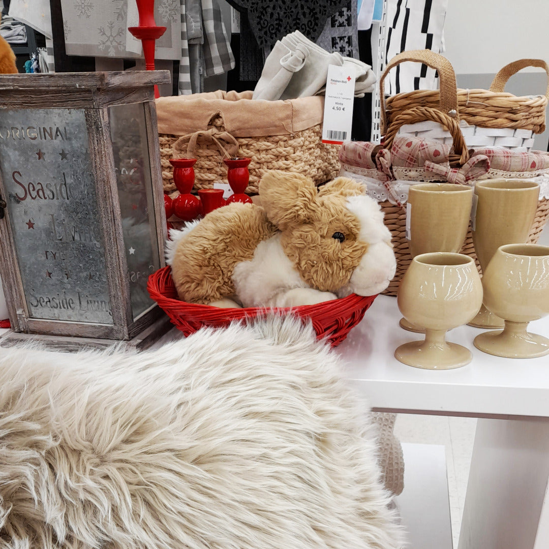 Luonnonvalkoisia ja beigejä sisustusesineitä.