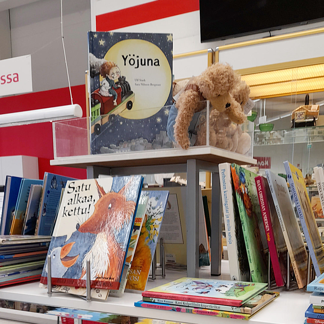 Lastenkirjoja myymälän esittelypöydällä.