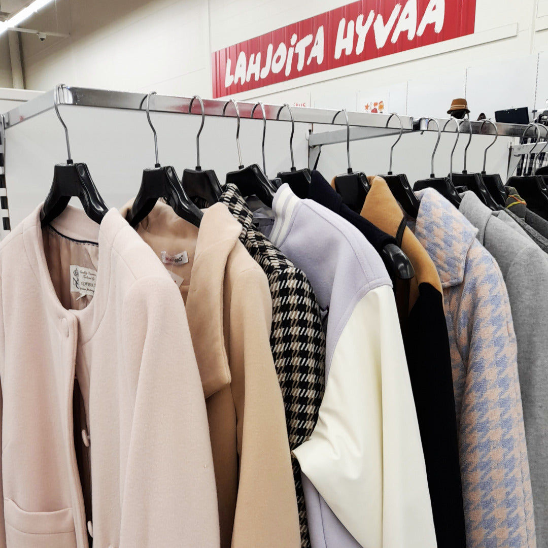 Vaaleita syystakkeja roikkumassa rekissä.