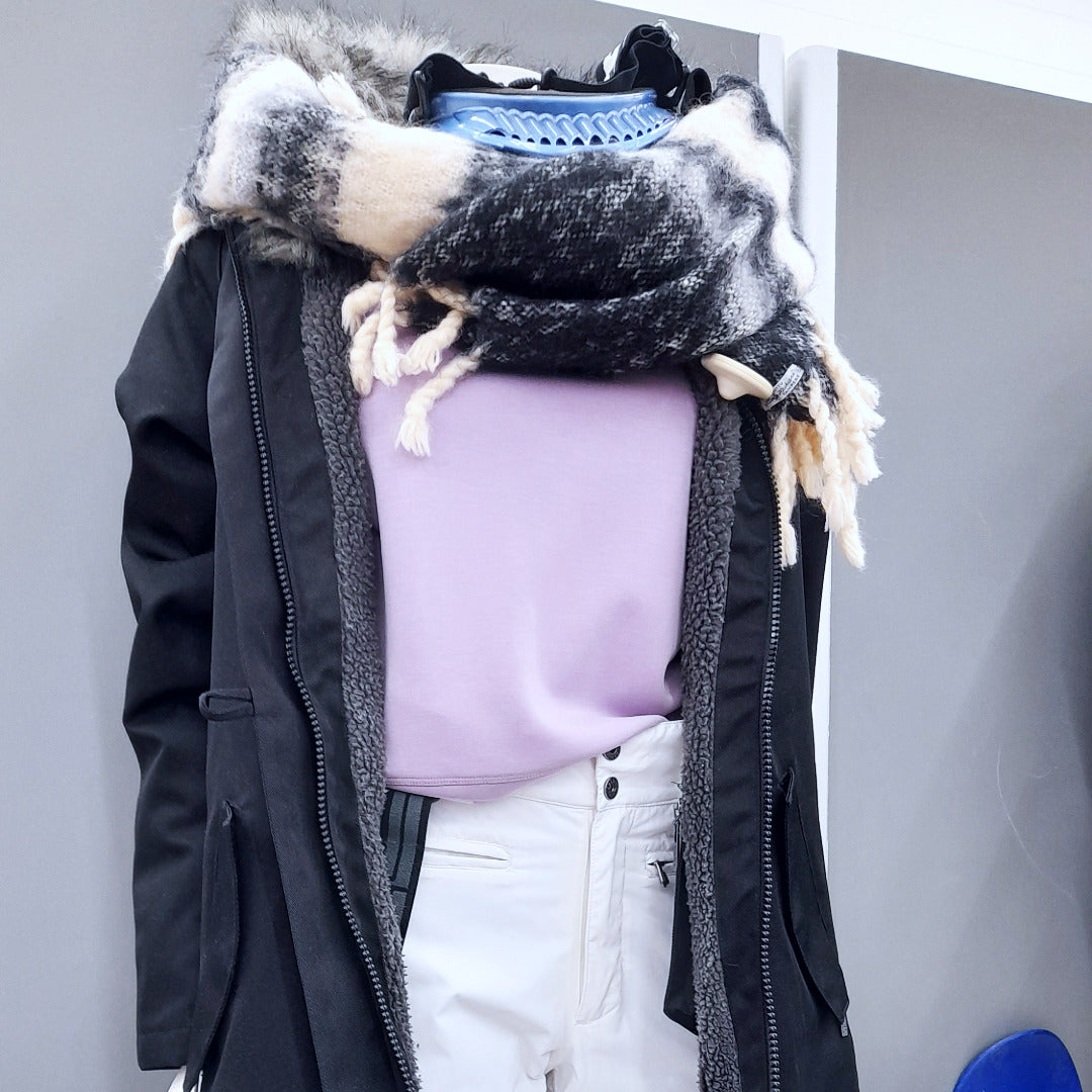 Mallinuken päällä naisten talvivaatteet.