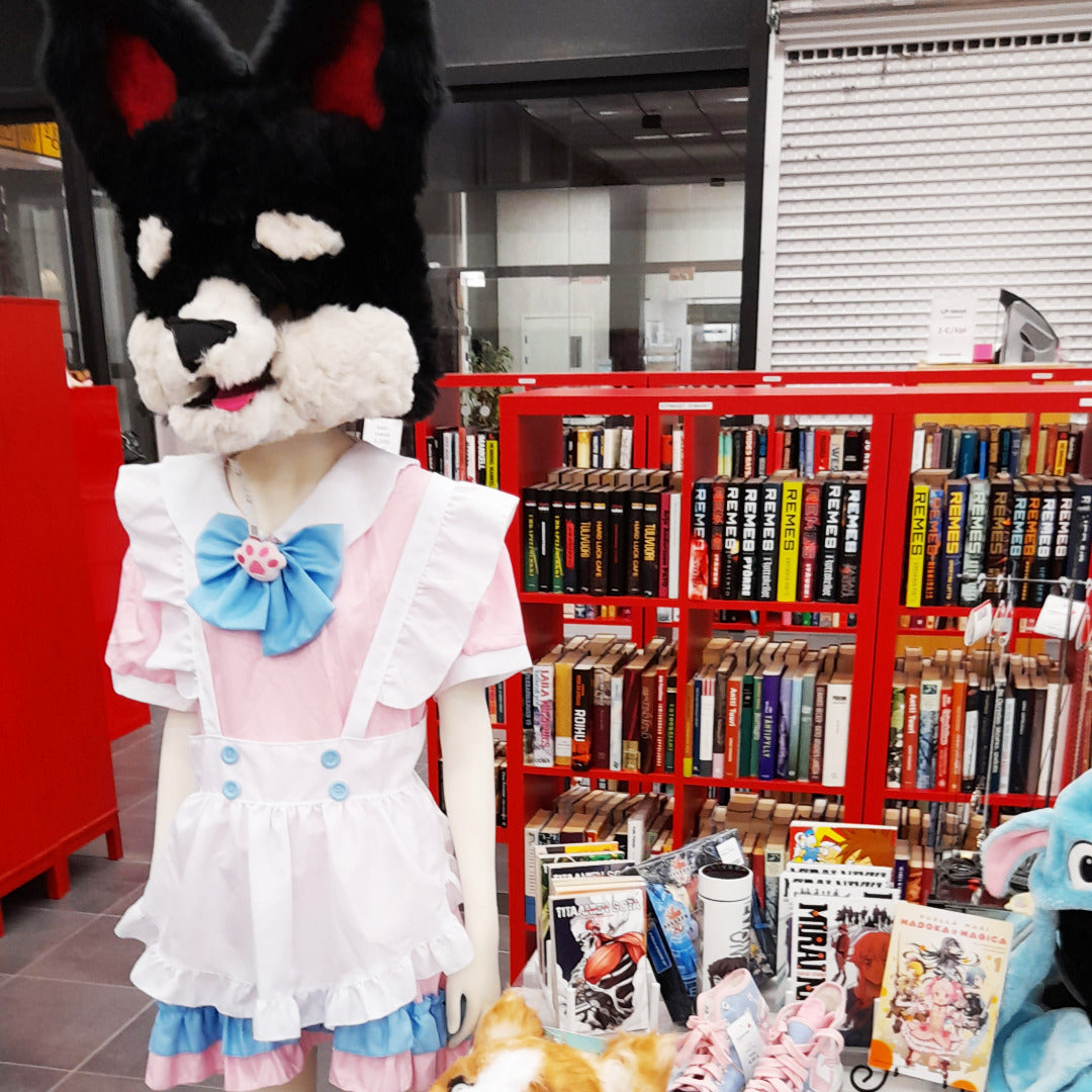 Anime-aiheinen vaatetus mallinukella ja kirjoja kirjahyllyssä taustalla.