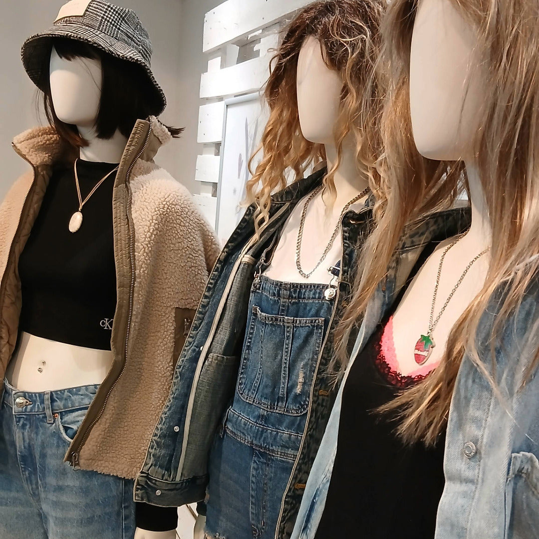 Kolmella mallinukella farkkuasut.