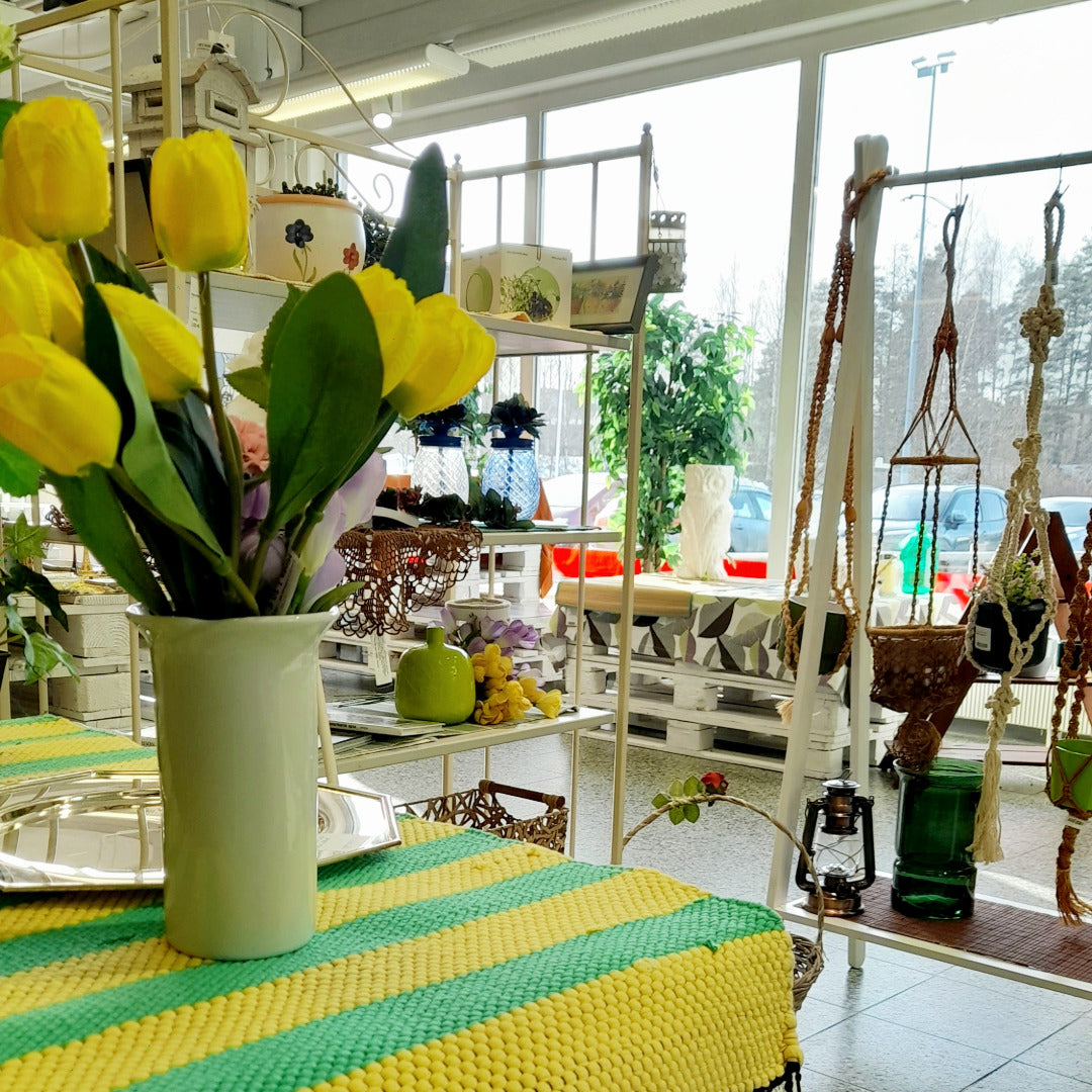 Yleisnäkymä myymälän sisustusosastolta.