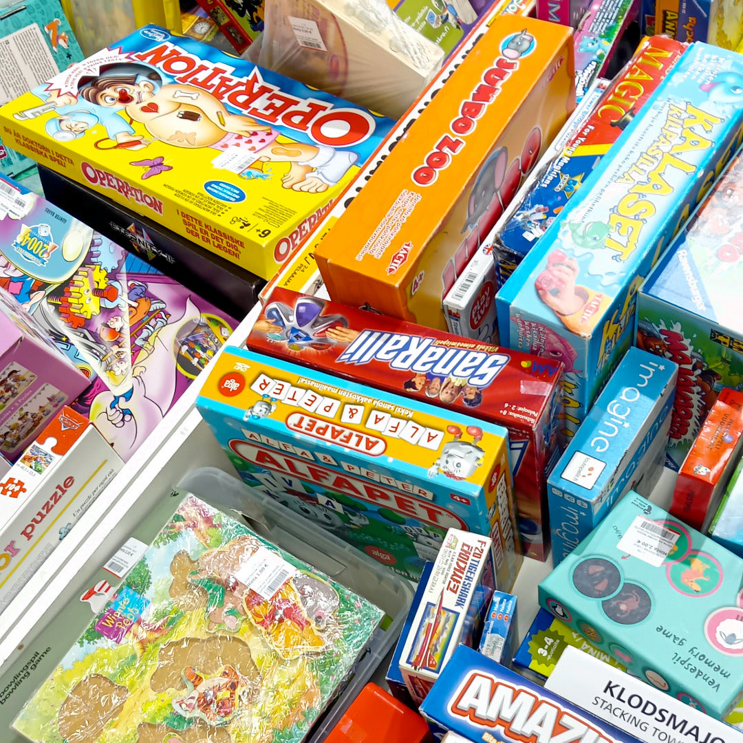 Paljon lasten pelejä laarissa.