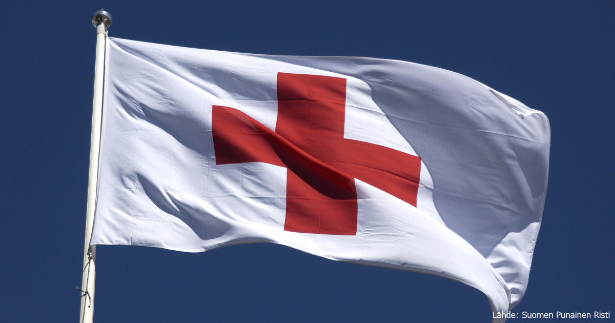 Suomen Punaisen Ristin lippu liehuu salossa.