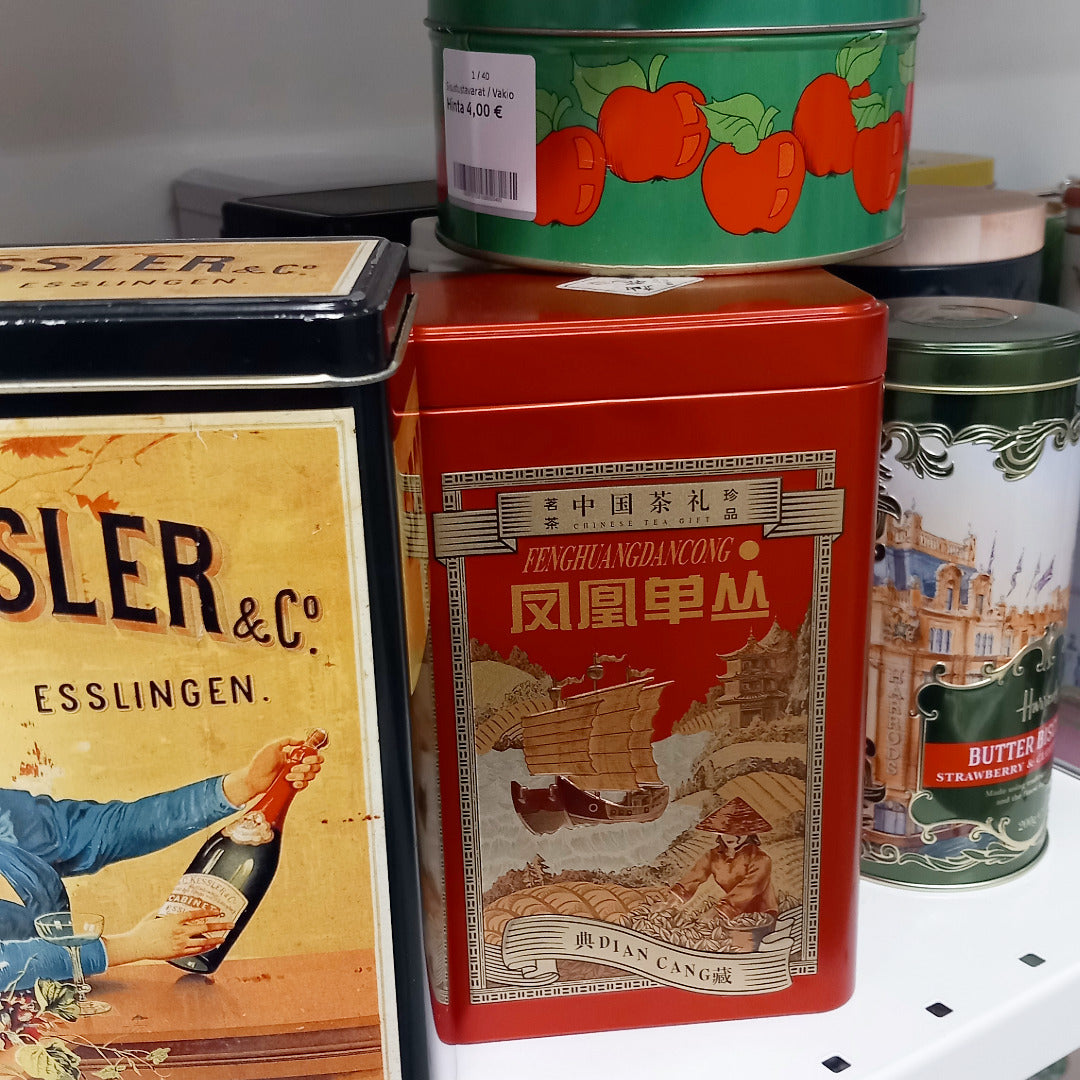Erilaisia vintage peltipurkkeja.