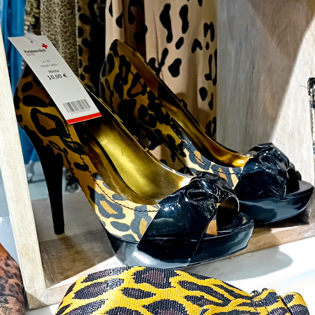 Leopardikuvioiset korkokengät.