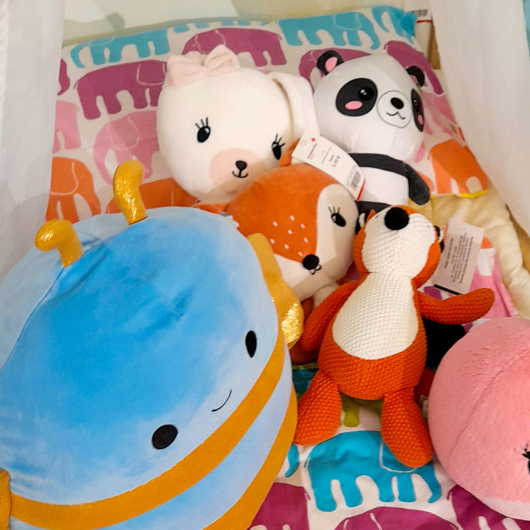 Pehmoleluja lastensängyssä.