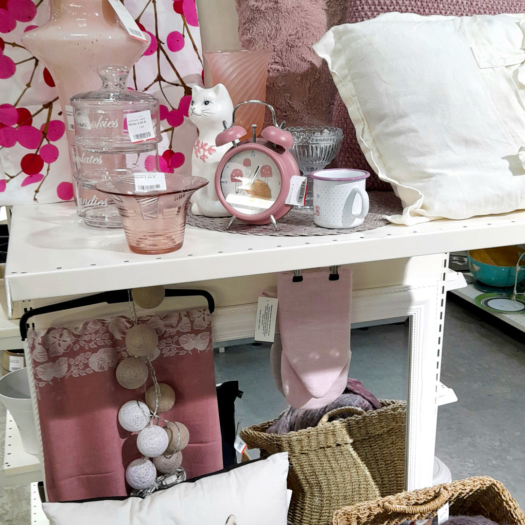 Roosanvärisiä sisustustavaroita.